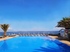 埃斯普霍斯桑威蓬塔俱乐部高级酒店的大型海景游泳池