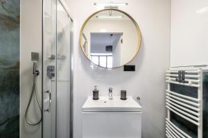 华沙Studio Centrum Pawia Deluxe的一间带水槽和镜子的浴室