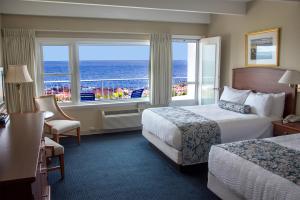 格洛斯特格洛斯特亚特兰蒂斯海滨酒店的酒店客房设有两张床,享有海景。