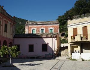 San GregorioLa Madeleine- The House Beyond Time的一组彼此相邻的建筑物