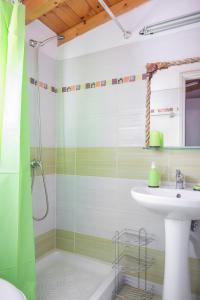 MantoúkionElina's easygoing Apartment的一间带水槽和淋浴的浴室