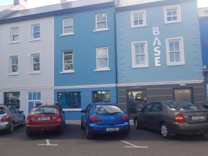 丁格尔Base Dingle的一群停在蓝色建筑前面的汽车