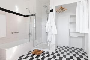 比索达雷加Quinta do Valdalágea的白色的浴室设有淋浴和浴缸。