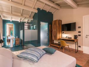 维罗纳Cà Toresele Relais Osteria Garden的一间卧室配有一张床和一张书桌