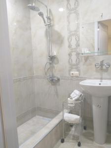 Tbilisi Center Hotel的一间浴室