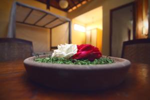 日惹桑巴尔别墅的圆桌上一碗红白花