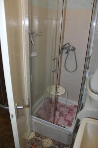 布达佩斯Casa Mamma的浴室里设有玻璃门淋浴