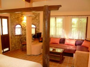 伊萨马尔Hacienda Hotel Santo Domingo的客厅配有沙发和桌子