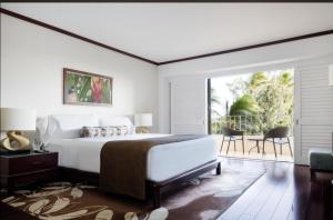 檀香山Lotus Honolulu at Diamond Head的一间带大床的卧室和一个阳台