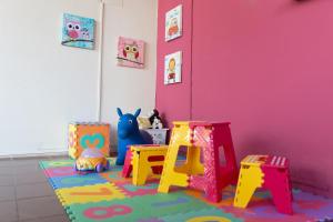 特玛斯德戴曼Hotel Termas Day的一间设有粉红色墙壁和一些玩具的房间