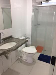马塞约Beira Mar da Pajuçara的浴室配有卫生间、盥洗盆和淋浴。