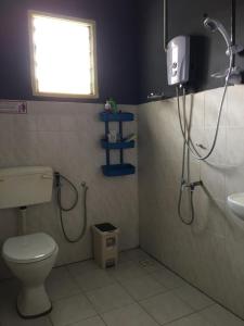 仙本那Suhana HomeStay Semporna - Cozy Home的带淋浴、卫生间和盥洗盆的浴室