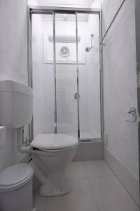 墨尔本Landing Pads Brunswick的白色的浴室设有卫生间和淋浴。