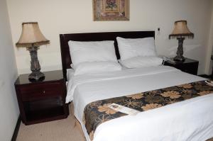Shanasheel Palace Hotel客房内的一张或多张床位