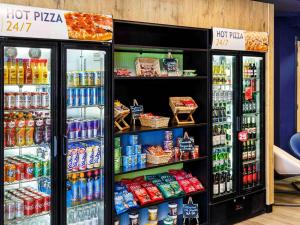 朴次茅斯Ibis Budget Portsmouth的一间商店,里面装有两台冰箱,里面装有饮料和食物