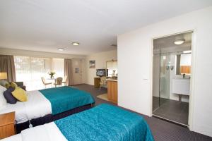 梅林布拉Fairway Motor Inn的酒店客房带两张床和一间浴室