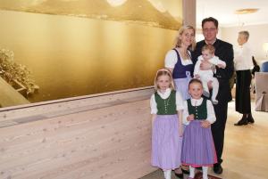 圣沃尔夫冈加尼布兴格尔酒店的画家面前摆着照片的家庭