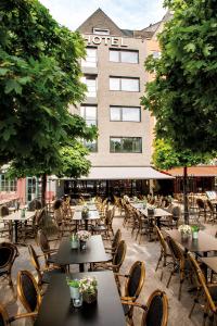 科隆Prevôt Restaurant & Hotel的酒店前面的一排桌椅