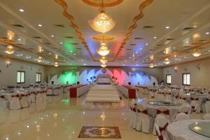 海塞卜海塞卜酒店的一个带白色桌椅的大型宴会厅