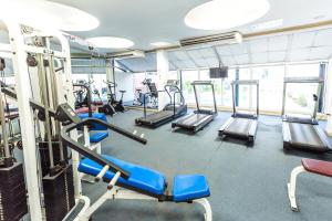 曼谷马瑞花园酒店的健身房设有跑步机和健身器材