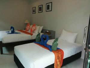 哈德姚帕岸岛日月星度假酒店的一间卧室配有两张带蓝色丝带的床