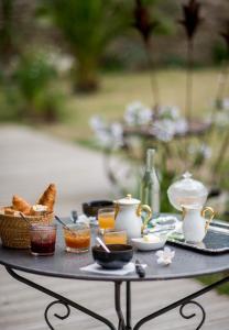 chambre d'hôte et gîte du jardin des corsaires提供给客人的早餐选择