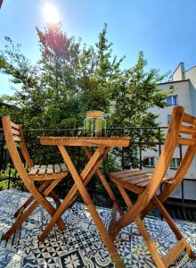 克拉科夫Topolove Rooms & Apartments的天井上配有一张木桌和两把椅子