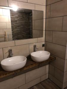 ChiddesGlamping Resort Bousset的浴室设有2个水槽和镜子