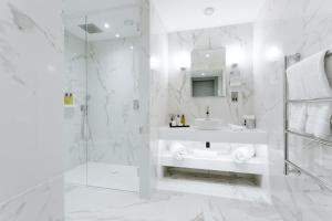爱丁堡苏格兰人酒店的白色的浴室设有水槽和镜子
