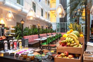 奥斯陆瑟斯而桐酒店的展示水果和蔬菜的餐厅