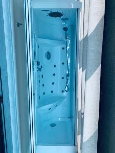 维罗纳机场星级酒店的一间浴室
