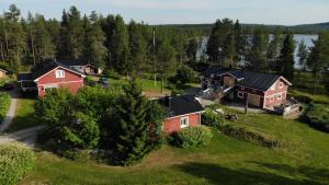 Lampsijärvi越橘地旅馆的田野房屋的空中景观