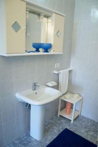 奥特朗托Residence Castello Otranto的浴室设有白色水槽和镜子