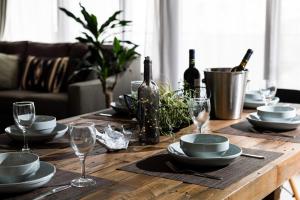 宜野湾市Little Santa的木桌,带盘子和玻璃杯,葡萄酒瓶