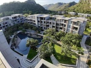 Ban Huai Sok NoiThe Valley Khao Yai-2 Bed Room的享有公寓大楼空中美景,设有游泳池