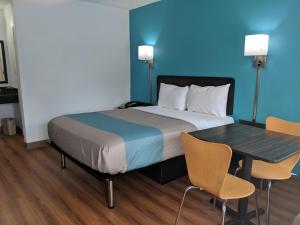 查塔努加Motel 6 Chattanooga - Airport的一间卧室配有一张床和一张桌子及椅子
