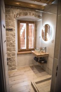 特罗吉尔Limestone Heritage House的一间带水槽和镜子的浴室