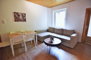 贝尔吉施格拉德巴赫Central Apartment Bergisch Gladbach的客厅配有沙发和桌子