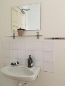 厄勒布鲁Morris Hotel的白色的浴室设有水槽和镜子