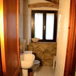卡夏纳泰尔梅Piccozzo agritour的一间带卫生间和窗户的小浴室