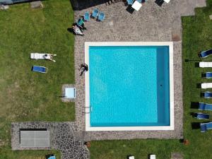 巴塞尔加·迪·皮纳杜皮尼酒店的享有带人和椅子的游泳池的顶部景致