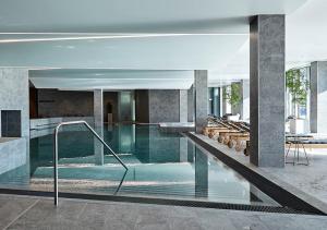 森讷堡Steigenberger Alsik – Hotel & Spa的游泳池,位于带游泳池的建筑内