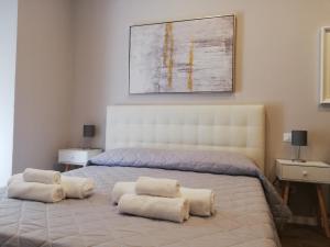 斯培西亚Bixio Suites的一间卧室配有一张大床和两个枕头