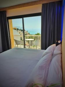 内尔哈MB Hostels Premium ECO - Adults Recommended的一间卧室配有一张床,享有海景