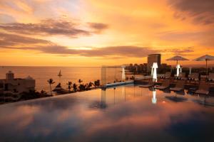巴亚尔塔港Crown Paradise Golden All Inclusive Resort - Adults Only的一座位于一座海洋建筑顶部的游泳池