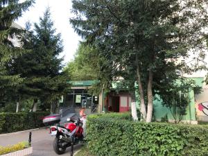 布拉索夫Gya Residence的停在大楼前的一辆红色摩托车