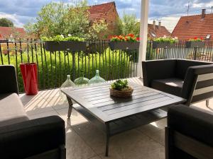 RohrwillerMaison d hotes Coeur de Village Alsace & spa的一个带桌椅和围栏的庭院