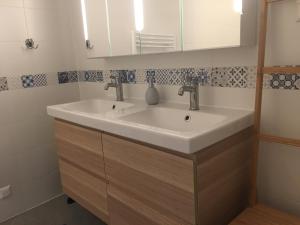 拉斯特Windstill Apartments的浴室设有白色水槽和镜子