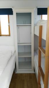 比伦Chalet Seazon O1的一间带双层床和梯子的小卧室