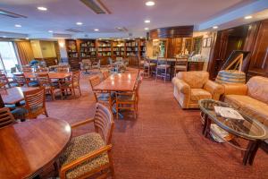 费尔班克斯苏菲站套房酒店的一间带桌椅的餐厅和一间图书馆